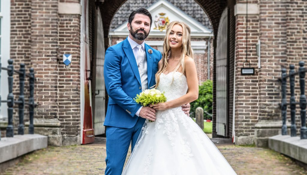 Blauw trouwpak voor kasteel