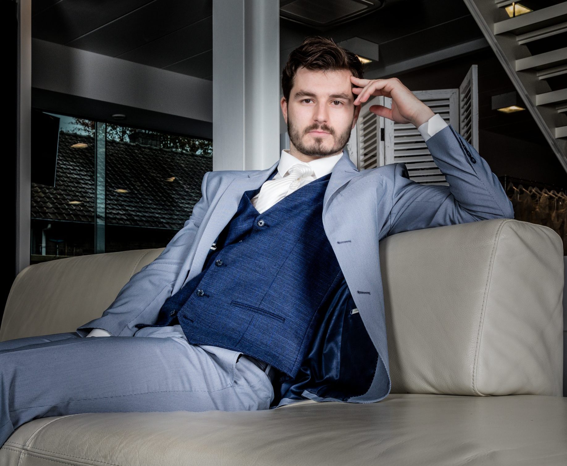 blauw pak met donkerblauw gilet