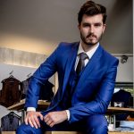 Koningsblauwe outfit voor een huwelijk